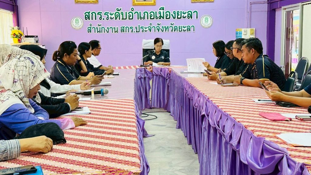 อาจเป็นรูปภาพของ หนึ่งคนขึ้นไป, ตาราง และ ข้อความพูดว่า "สกร.ระดับอำเภอเมืองยะลา ดับ สกร.ร ภอ เมือง องย สำนักงาน กงานสกร.ประจำจังหวัดยะลา สกร.ป งาน จำจัง ยะลา"